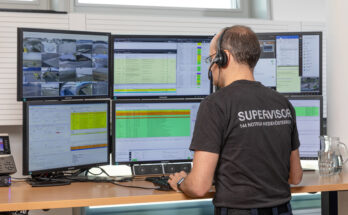 Mitarbeiter beim Notruf vor mehreren Monitoren