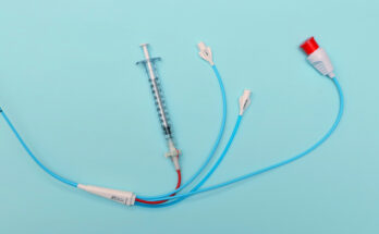 Proximal connecting tip of pulmonary artery catheter used for right heart catheterization procedure