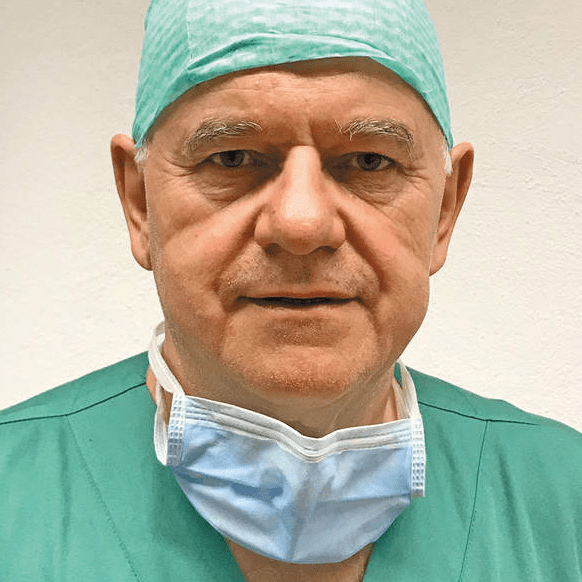Porträtfoto Walter Hasibeder im OP-Gewand
