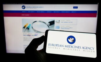 Laptop- und Handybildschirm mit Website der European Medicines Agency