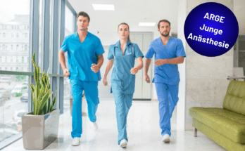 Junge Ärzt:innen gehen in schnellem Tempo am Gang im Krankenhaus
