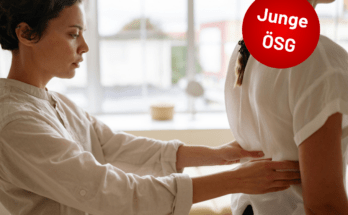 Physiotherapeutin behandelt Patientin am Rücken